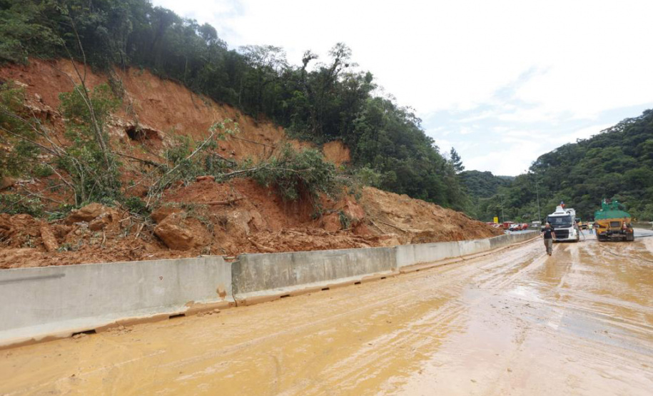 Equipes retiram 7 mil metros cúbicos de terra na BR-376 e limpam pista no sentido norte