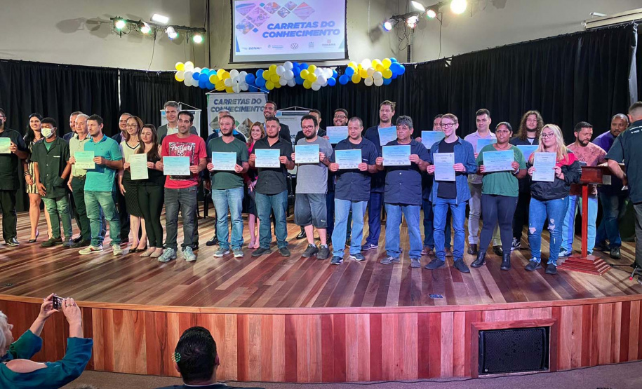 Mais 47 alunos se formaram pelas Carretas do Conhecimento em São José dos Pinhais - Os formados no curso de Elétrica Automotiva receberam diploma de conclusão de curso -