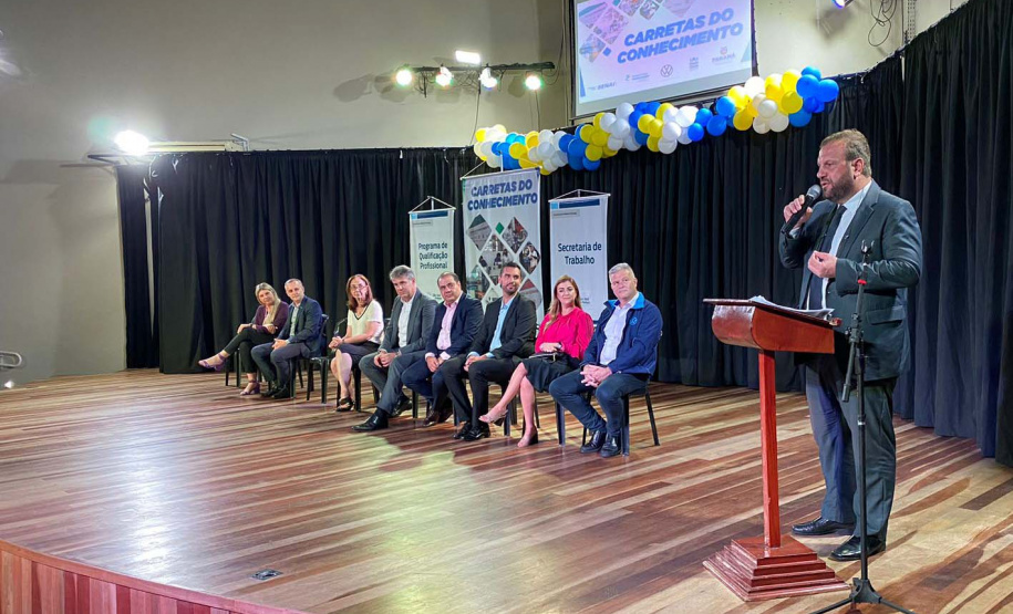 Mais 47 alunos se formaram pelas Carretas do Conhecimento em São José dos Pinhais - Os formados no curso de Elétrica Automotiva receberam diploma de conclusão de curso -