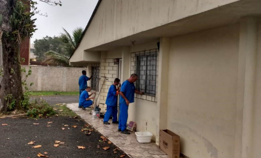 Trabalho de pessoas privadas de liberdade melhora espaços públicos em Guaratuba, no Litoral