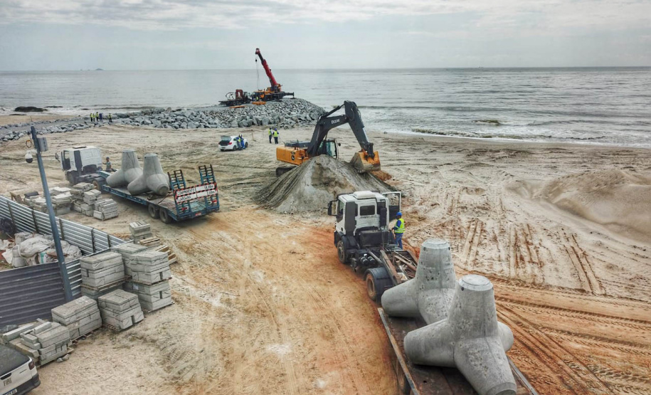 Primeiros tetrápodes começam a ser instalados no Litoral do Paraná
