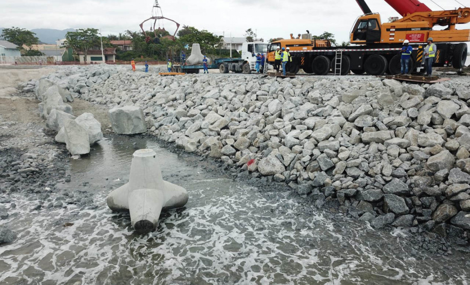 Primeiros tetrápodes começam a ser instalados no Litoral do Paraná