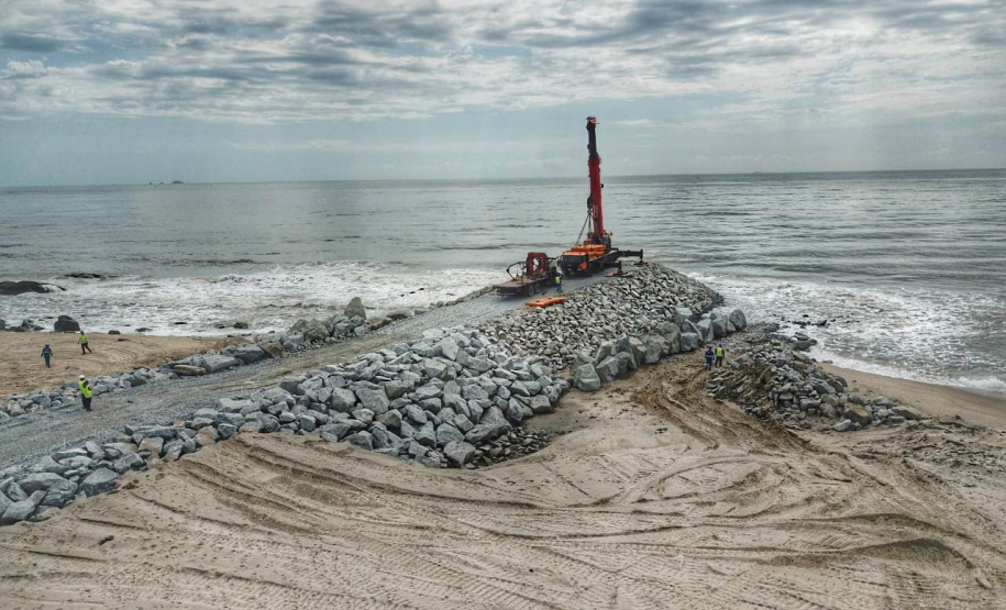 Primeiros tetrápodes começam a ser instalados no Litoral do Paraná