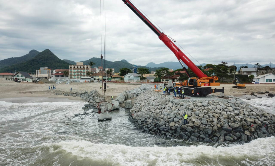 Primeiros tetrápodes começam a ser instalados no Litoral do Paraná