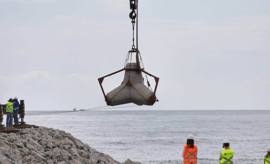 Primeiros tetrápodes começam a ser instalados no Litoral do Paraná
