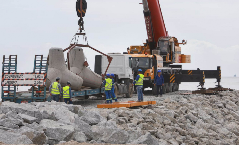 Primeiros tetrápodes começam a ser instalados no Litoral do Paraná