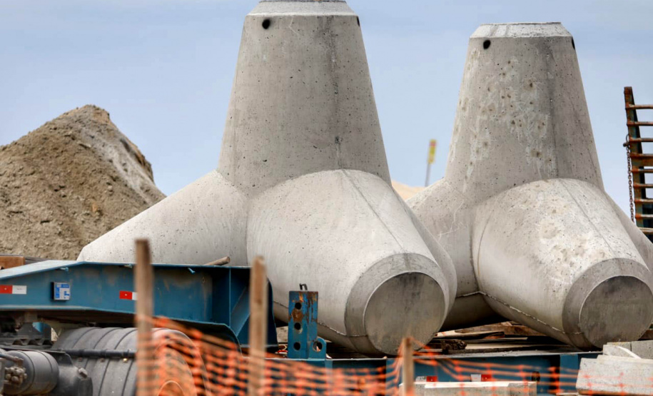 Primeiros tetrápodes começam a ser instalados no Litoral do Paraná