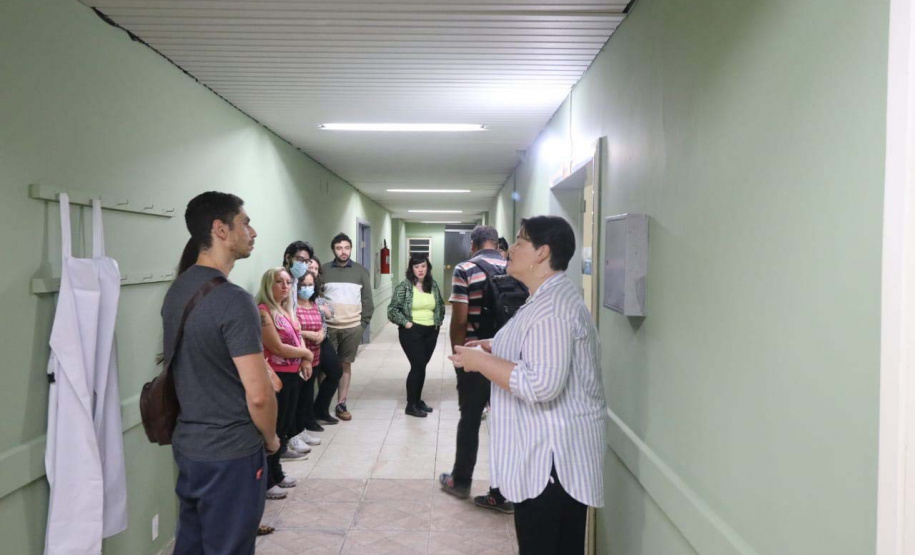 Em visita guiada, público observa o antigo IML de Curitiba do ponto de vista histórico