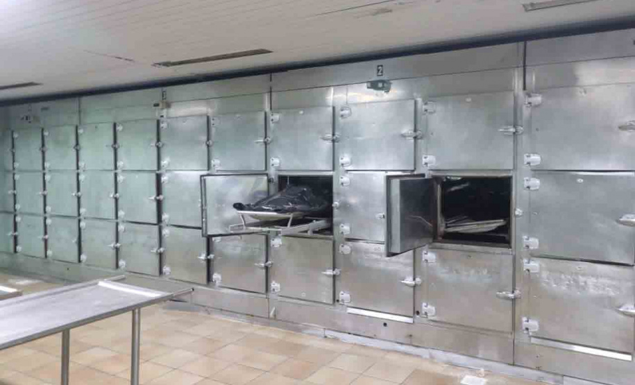 Em visita guiada, público observa o antigo IML de Curitiba do ponto de vista histórico