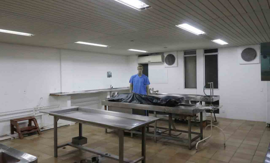 Em visita guiada, público observa o antigo IML de Curitiba do ponto de vista histórico