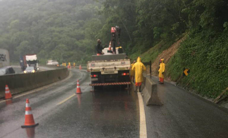 DER/PR inicia trabalhos na BR-277 e estuda liberação segura dos trechos com bloqueios