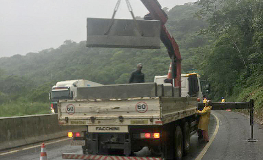 DER/PR inicia trabalhos na BR-277 e estuda liberação segura dos trechos com bloqueios