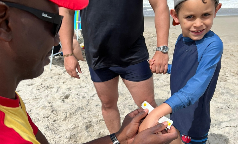 Corpo de Bombeiros orienta sobre retirada de pulseirinhas e cuidados com crianças nas praias 