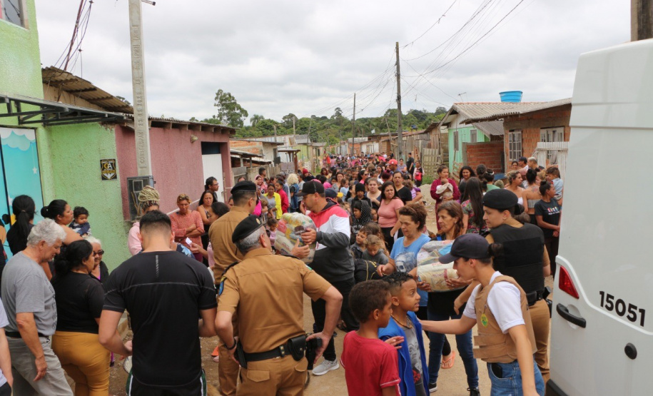Ver(aba ativa)     Editar     Despublicar     Excluir     Revisões  PMPR distribui mais de duas toneladas de alimentos e 1,2 mil brinquedos para crianças em Curitiba