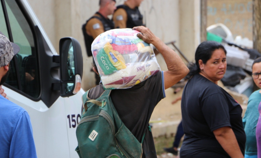 Ver(aba ativa)     Editar     Despublicar     Excluir     Revisões  PMPR distribui mais de duas toneladas de alimentos e 1,2 mil brinquedos para crianças em Curitiba