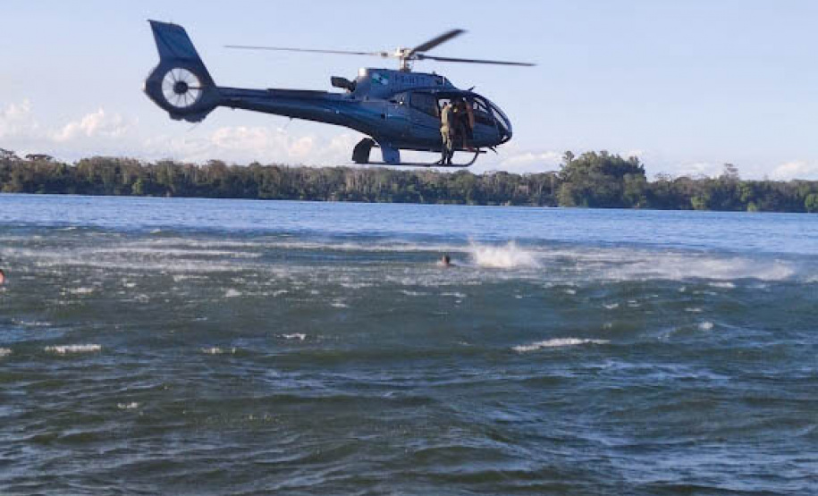 Guarda-vidas do Corpo de Bombeiros fazem treinamento com aeronaves em Porto Rico, no Noroeste