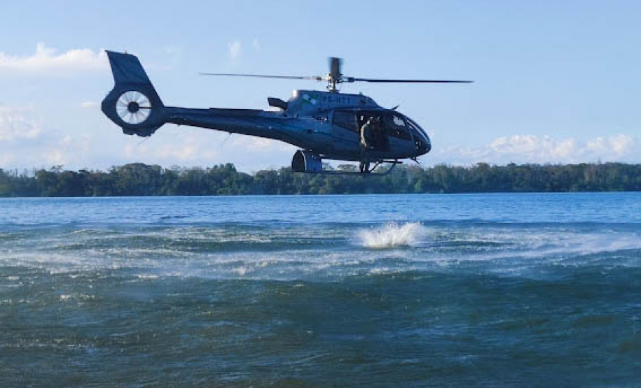 Guarda-vidas do Corpo de Bombeiros fazem treinamento com aeronaves em Porto Rico, no Noroeste