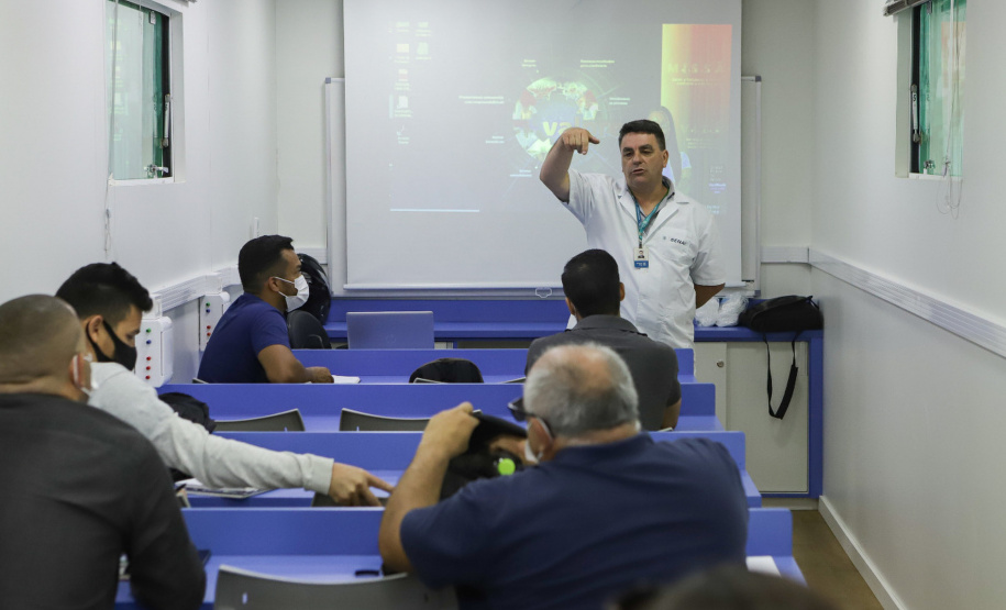 Programas de qualificação formam 12 mil pessoas e alavancam empregos na indústria e comércio