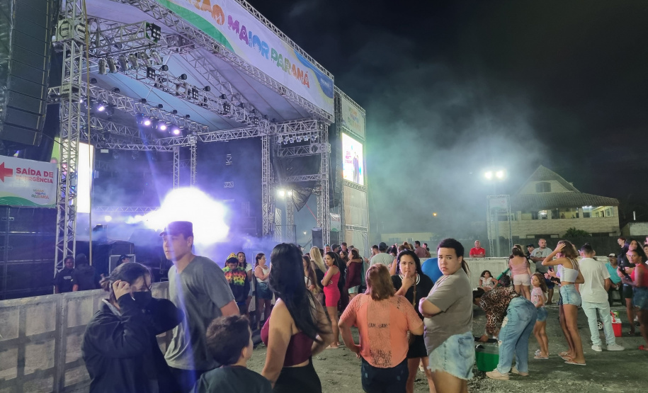 PONTAL DO PARANÁ – Show com os londrinenses da dupla Jeann & Julio. -