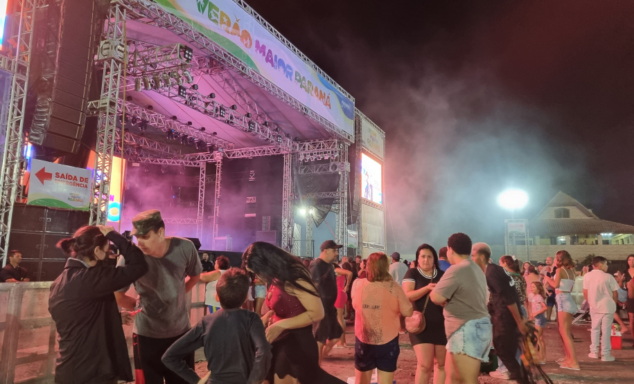 PONTAL DO PARANÁ – Show com os londrinenses da dupla Jeann & Julio. -