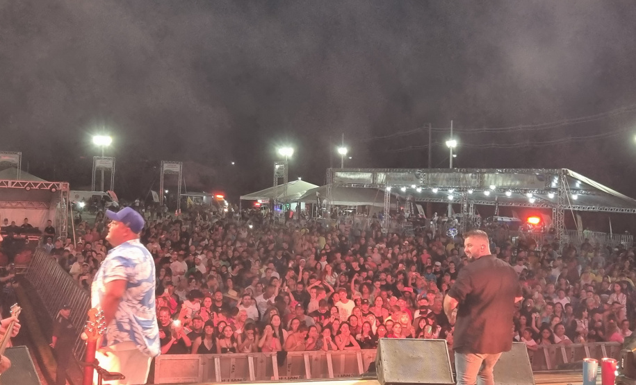 PONTAL DO PARANÁ – Show com os londrinenses da dupla Jeann & Julio. -