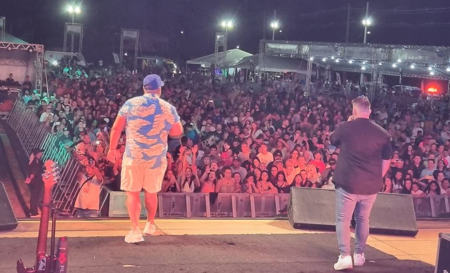 PONTAL DO PARANÁ – Show com os londrinenses da dupla Jeann & Julio. -