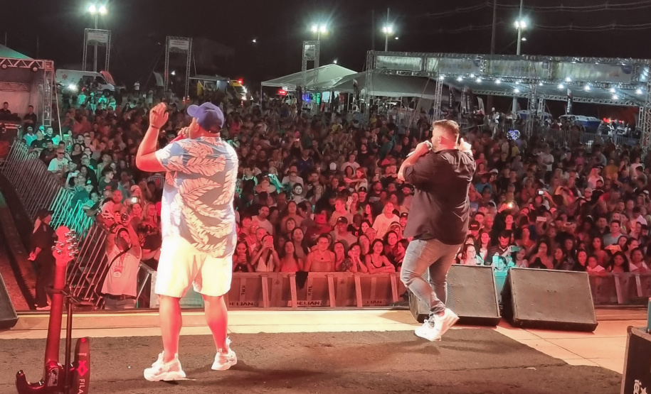 PONTAL DO PARANÁ – Show com os londrinenses da dupla Jeann & Julio. -