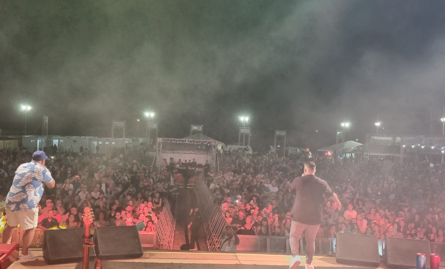 PONTAL DO PARANÁ – Show com os londrinenses da dupla Jeann & Julio. -