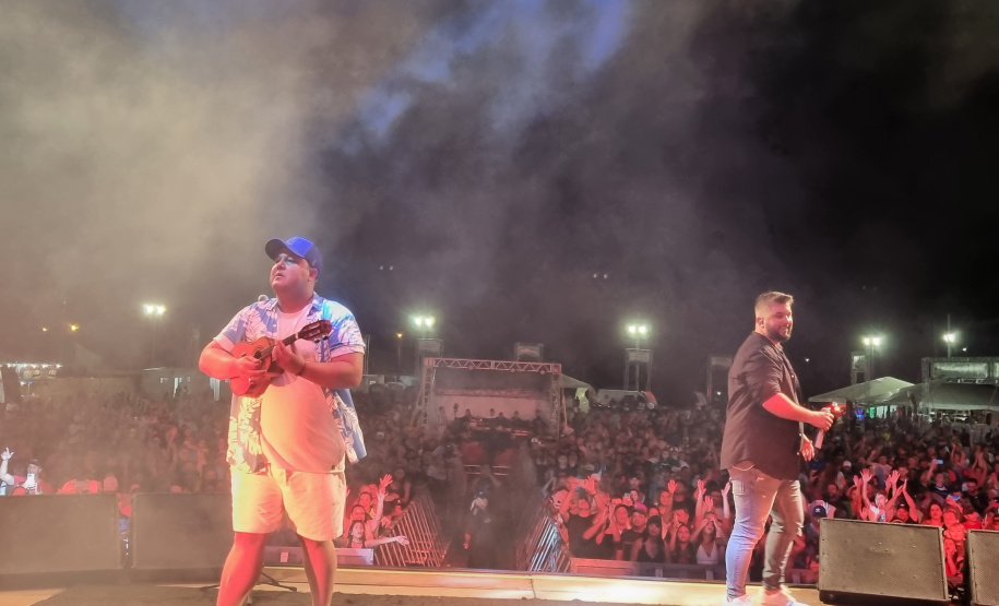 PONTAL DO PARANÁ – Show com os londrinenses da dupla Jeann & Julio. -