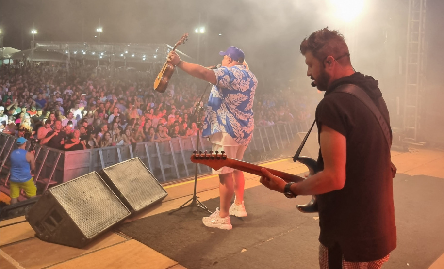 PONTAL DO PARANÁ – Show com os londrinenses da dupla Jeann & Julio. -