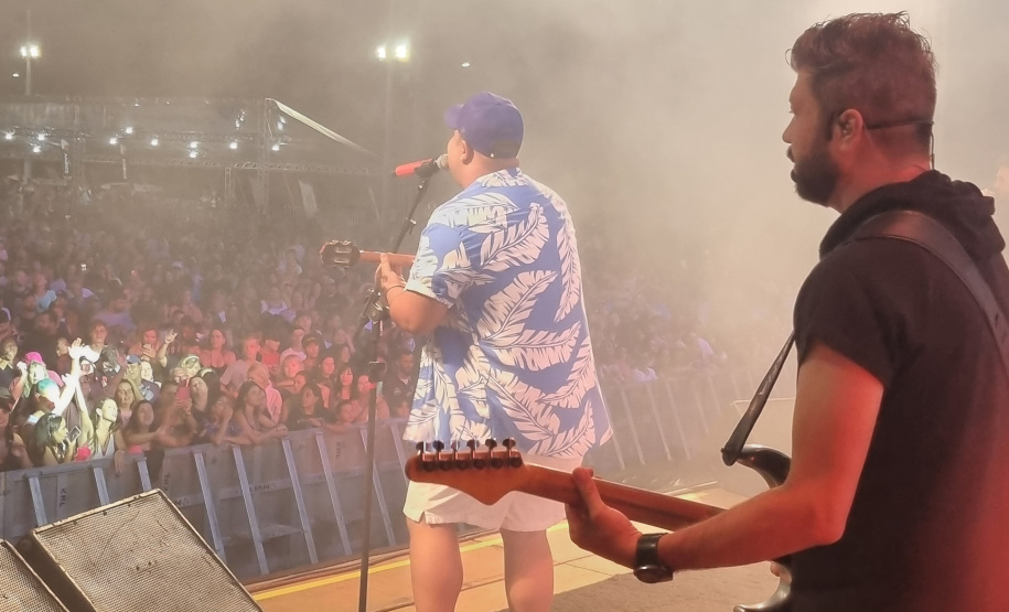 PONTAL DO PARANÁ – Show com os londrinenses da dupla Jeann & Julio. -