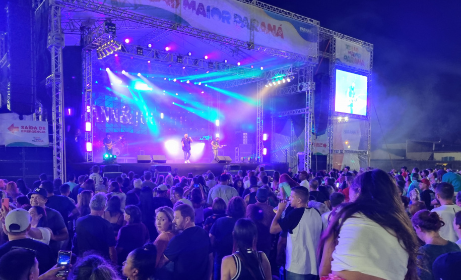 PONTAL DO PARANÁ – Show com os londrinenses da dupla Jeann & Julio. -