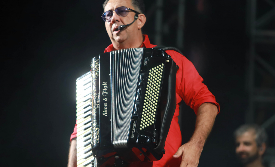 Dupla George Henrique & Rodrigo e Trio Parada Dura agitaram noite de sábado no Litoral