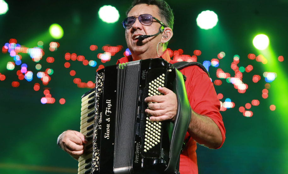 Dupla George Henrique & Rodrigo e Trio Parada Dura agitaram noite de sábado no Litoral