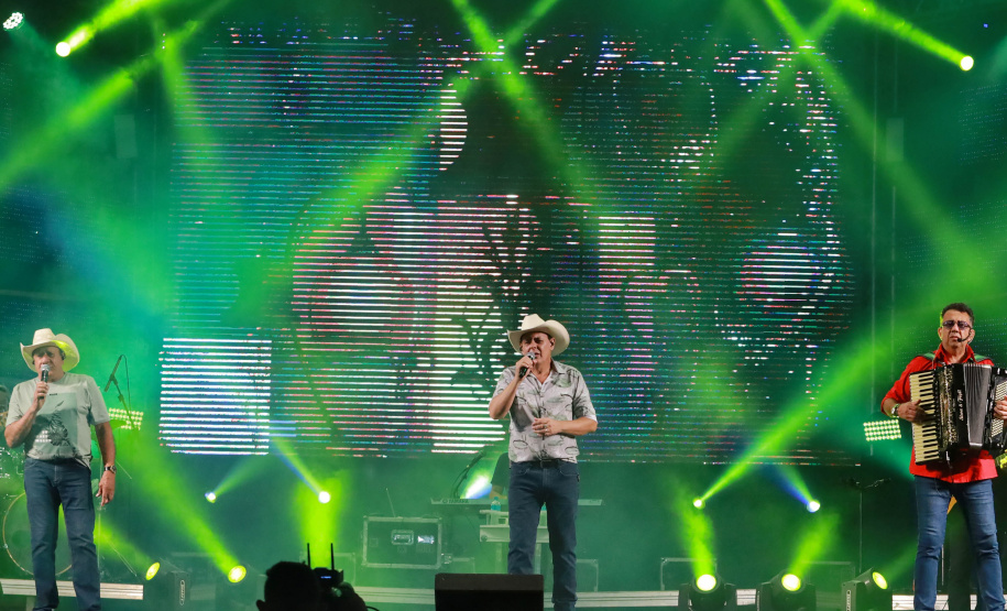 Dupla George Henrique & Rodrigo e Trio Parada Dura agitaram noite de sábado no Litoral