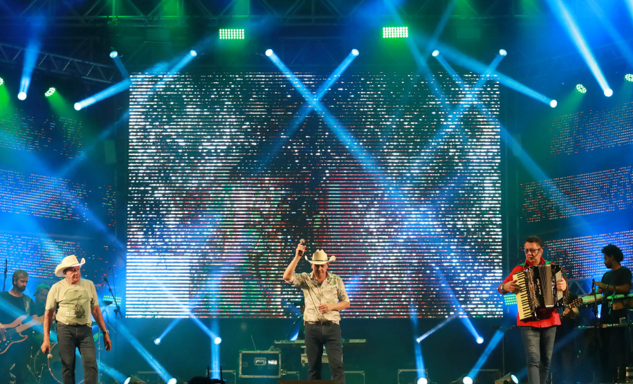 Dupla George Henrique & Rodrigo e Trio Parada Dura agitaram noite de sábado no Litoral