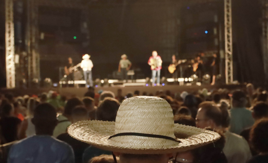 Dupla George Henrique & Rodrigo e Trio Parada Dura agitaram noite de sábado no Litoral