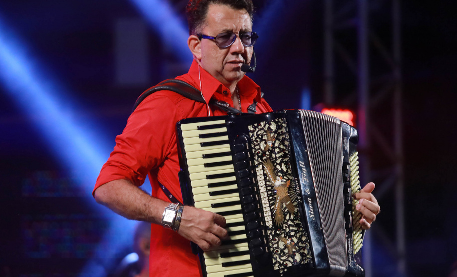 Dupla George Henrique & Rodrigo e Trio Parada Dura agitaram noite de sábado no Litoral