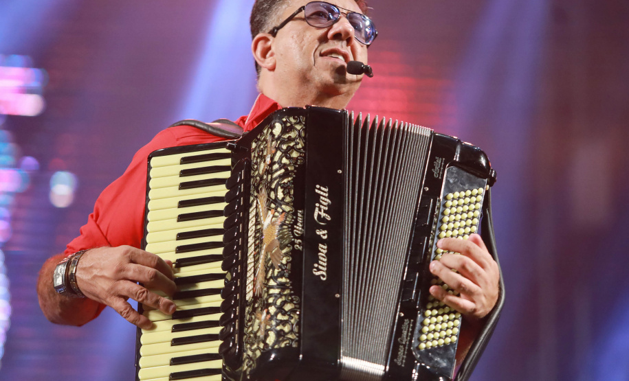 Dupla George Henrique & Rodrigo e Trio Parada Dura agitaram noite de sábado no Litoral