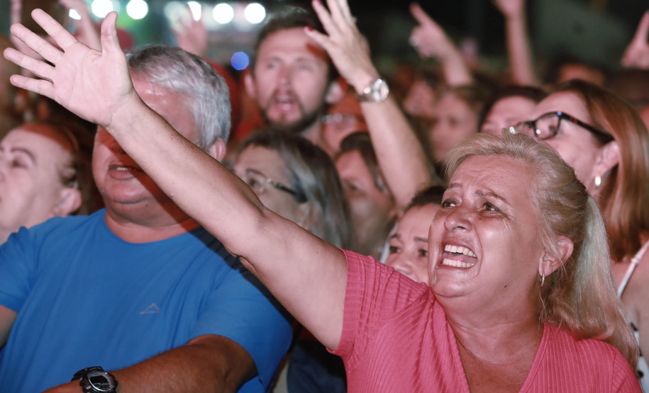 Dupla George Henrique & Rodrigo e Trio Parada Dura agitaram noite de sábado no Litoral