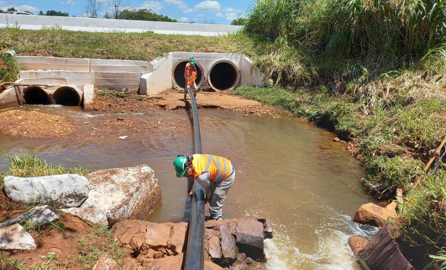 Tubulação para desassoreamento atravessa a BR 277