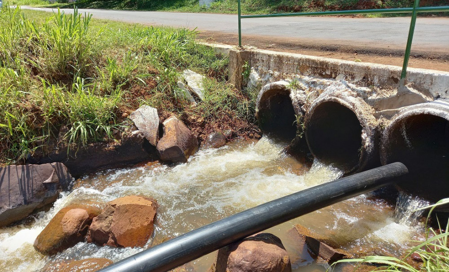 Tubulação para desassoreamento atravessa a BR 277