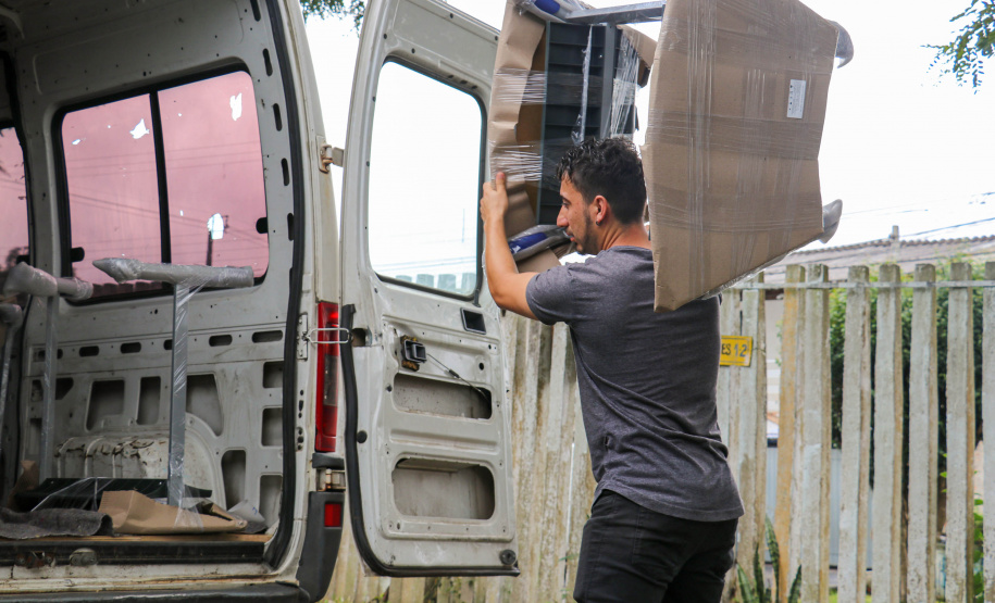 Colégios estaduais recebem mais de 100 mil novas carteiras