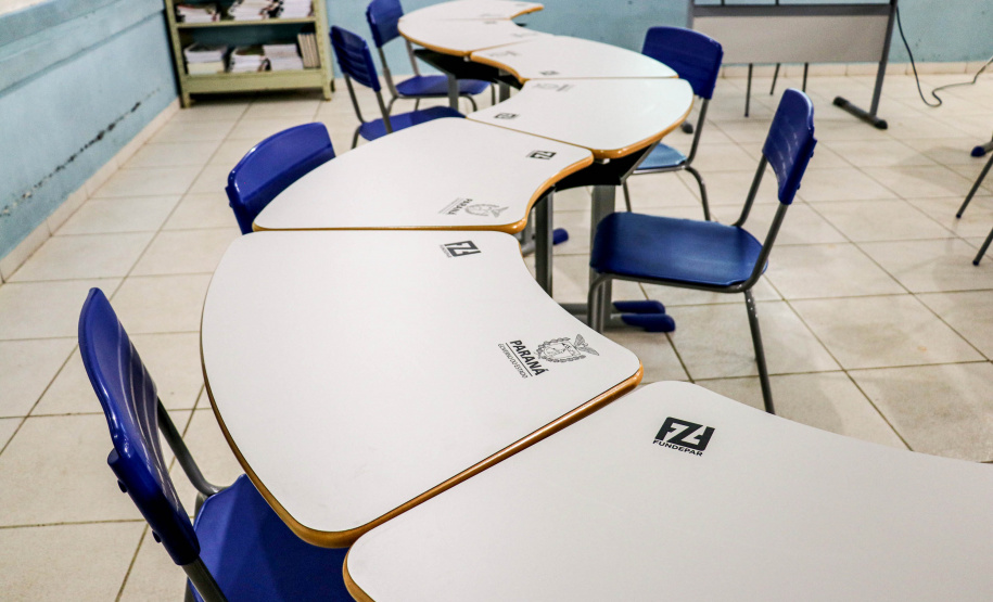 Colégios estaduais recebem mais de 100 mil novas carteiras