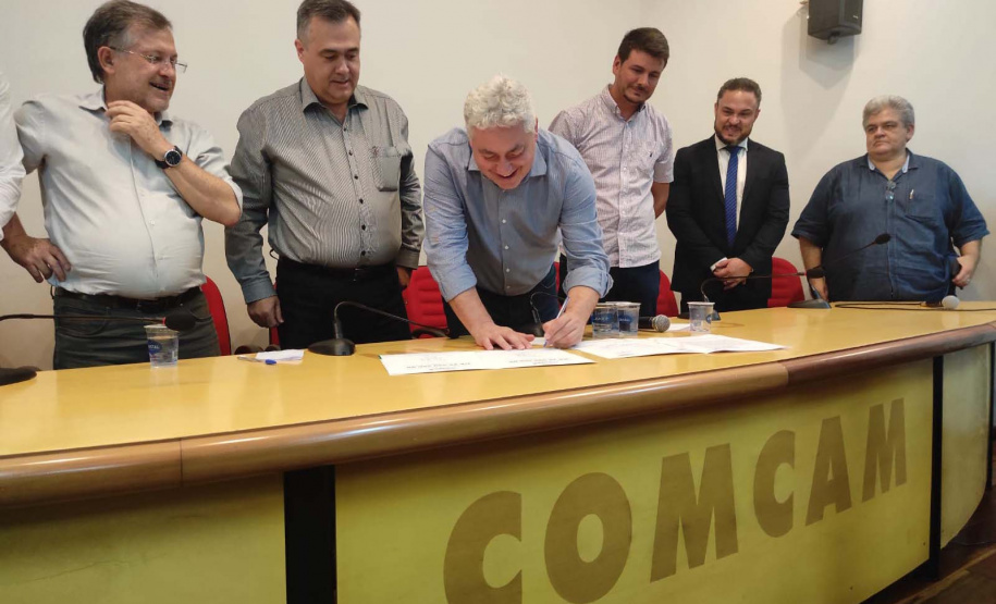 O Governo do Estado, por meio da Secretaria de Estado da Saúde, autorizou, nesta quinta-feira (12), o processo licitatório de quase R$ 26 milhões para a construção do Ambulatório Médico de Especialidades (AME) no município de Campo Mourão e que irá atender toda a região.