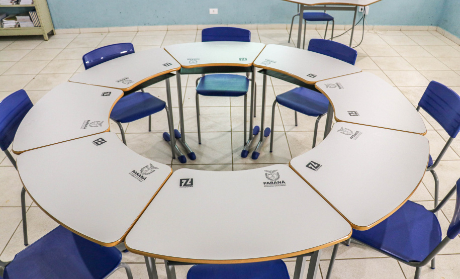 Colégios estaduais recebem mais de 100 mil novas carteiras