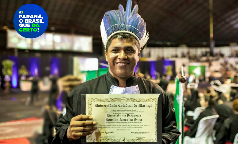 Ronaldo Alves da Silva, com o nome indígena de Awa Djerokydju, que significa dançarino sagrado, tem 33 anos, pertence à etnia Guarani e é da Terra Indígena Pinhalzinho, no Norte Pioneiro, onde vivem cerca de 160 indígenas.