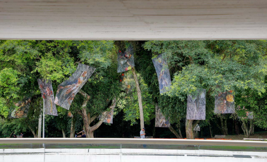 Museu Oscar Niemeyer leva arte para a área externa, num projeto inédito