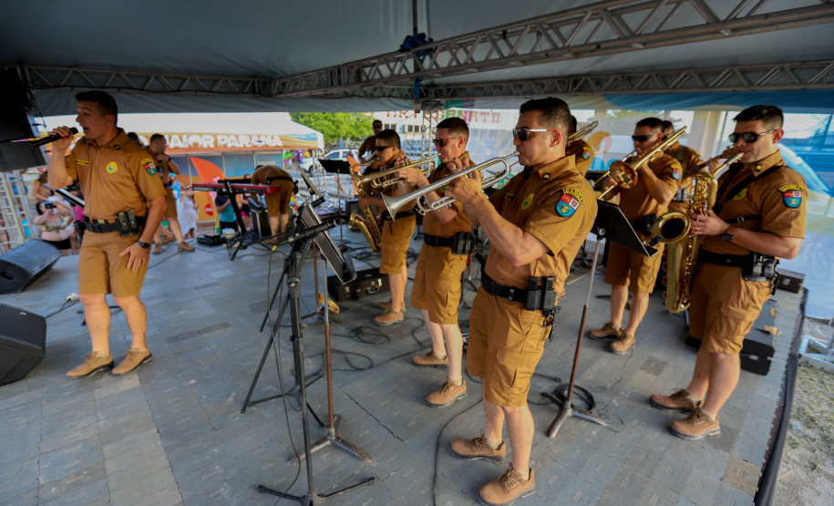 Banda da Policia Militar se apresenta em Guaratuba. - Foto:Ari Dias/AEN