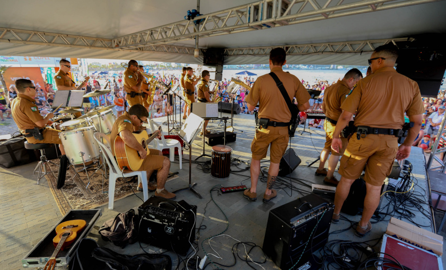 Banda da Policia Militar se apresenta em Guaratuba. - Foto:Ari Dias/AEN